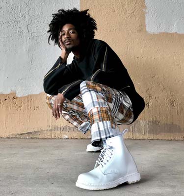 DM%20Desktop%20Tiles_Whiteboots.jpg