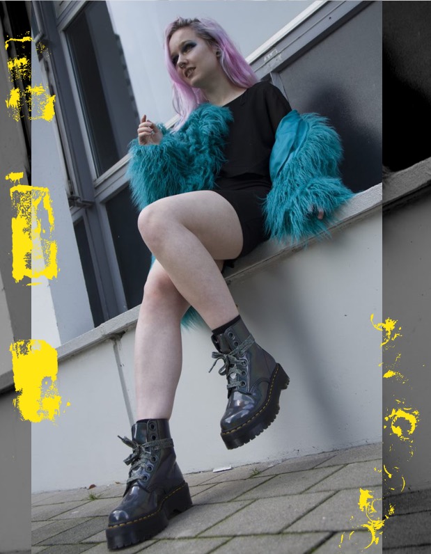 WOMAN WEARING BLUE METALLIC JADON BOOTS